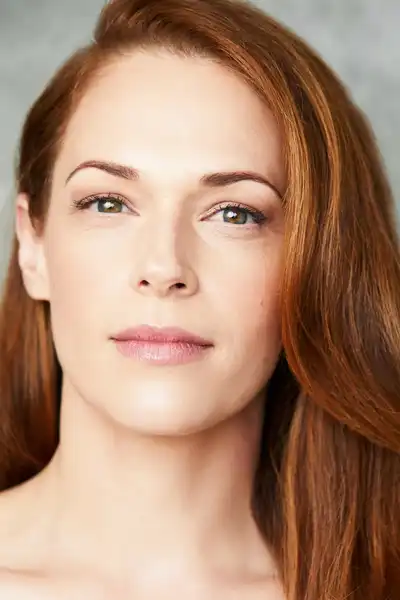 Amanda Righetti headshot