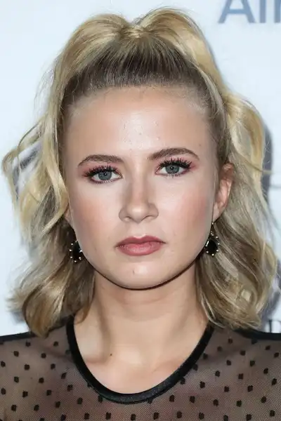 Eliza Bennett headshot