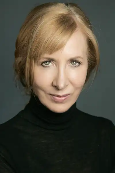Elizabeth Moynihan headshot