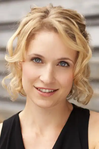Andrea Runge headshot