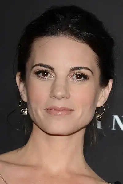 Leah Cairns headshot