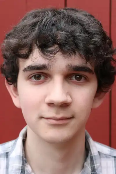 Zach Mills headshot
