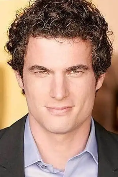 Alex Scarlis headshot