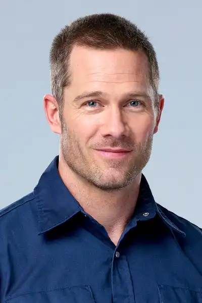 Luke Macfarlane headshot