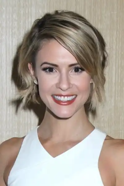 Linsey Godfrey headshot