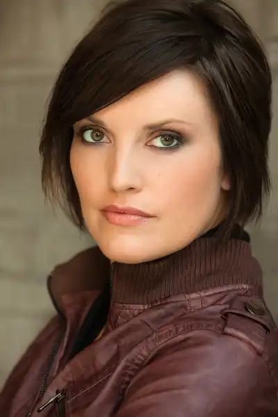 Jhey Castles headshot