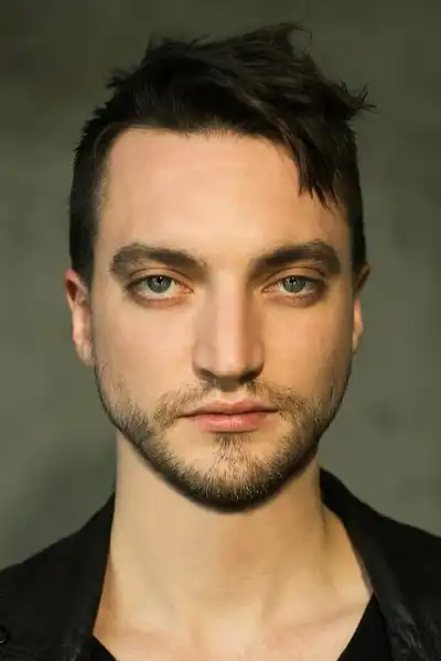 Richard Harmon headshot