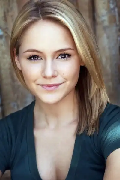 Cassi Thomson headshot