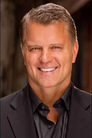Boo Arnold headshot
