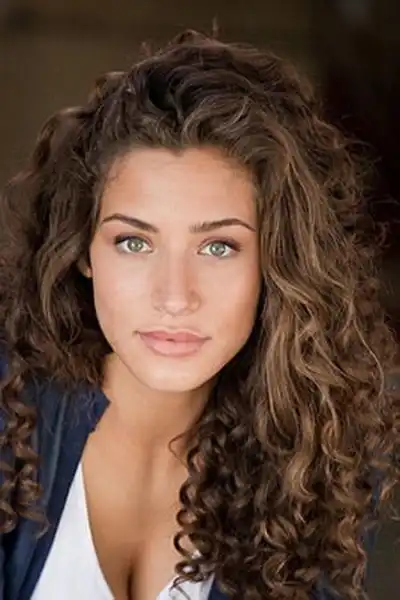 Manon Azem headshot