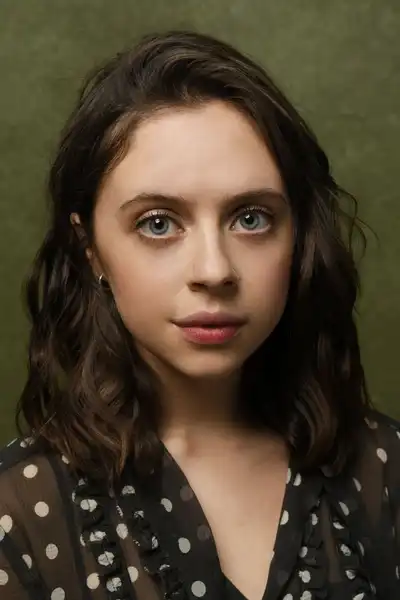 Bel Powley headshot