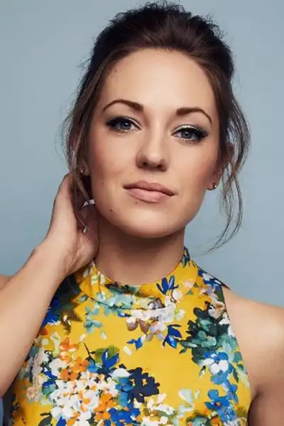 Laura Osnes headshot