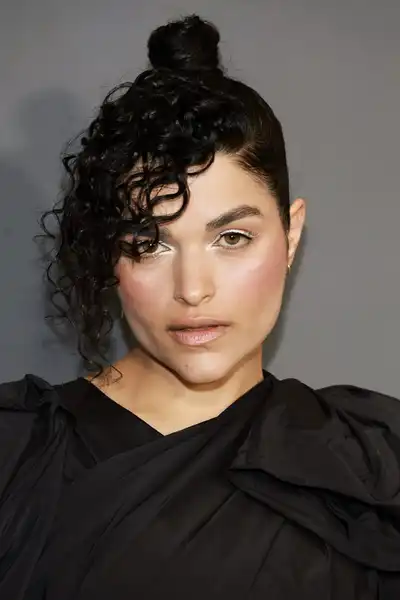 Eve Harlow headshot