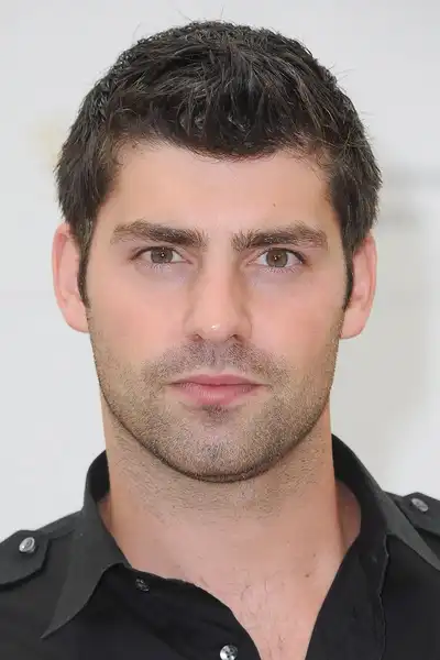 Travis Milne headshot