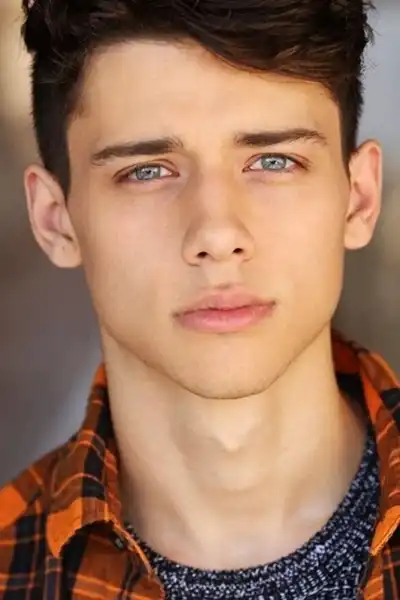 Uriah Shelton headshot