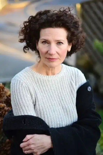 Holly Hayes headshot