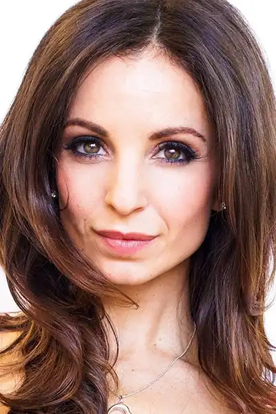 Farrah Aviva headshot