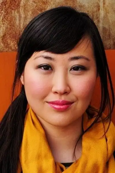 Julia Cho headshot