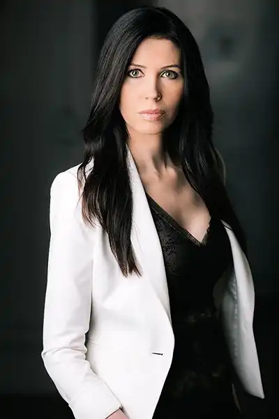Amanda May headshot