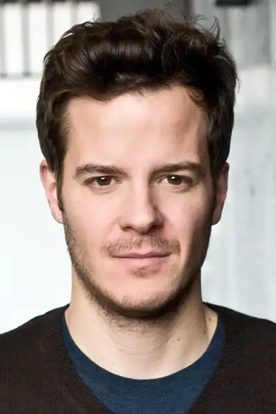Julian De Zotti headshot