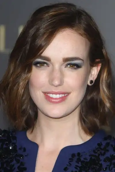Elizabeth Henstridge headshot