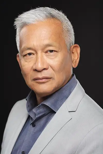 Larry Hoe headshot