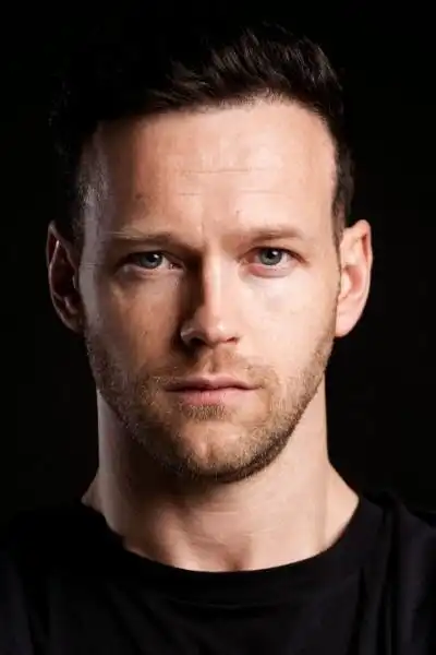 Shane Lennon headshot