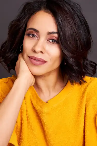 Julia Harnett headshot