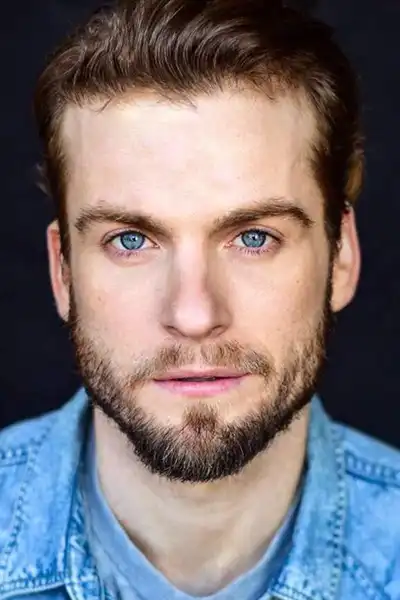 Kyle Warren headshot