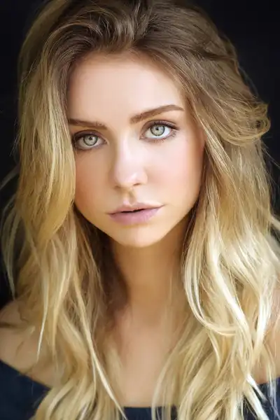 Maddie Phillips headshot