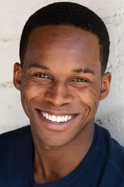 Akono Dixon headshot