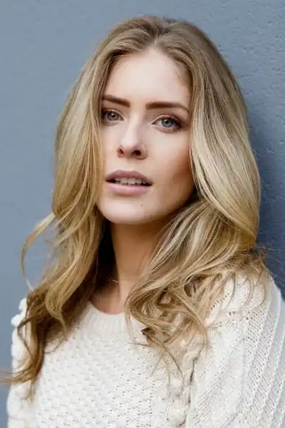 Jordan Claire Robbins headshot