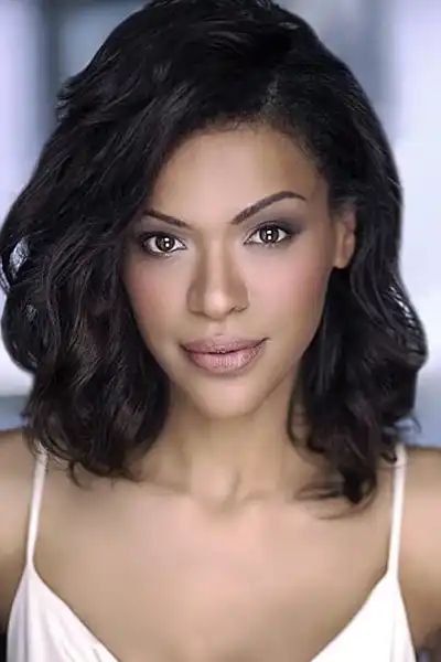 Alvina August headshot