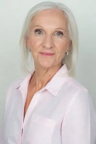Angela Narth headshot