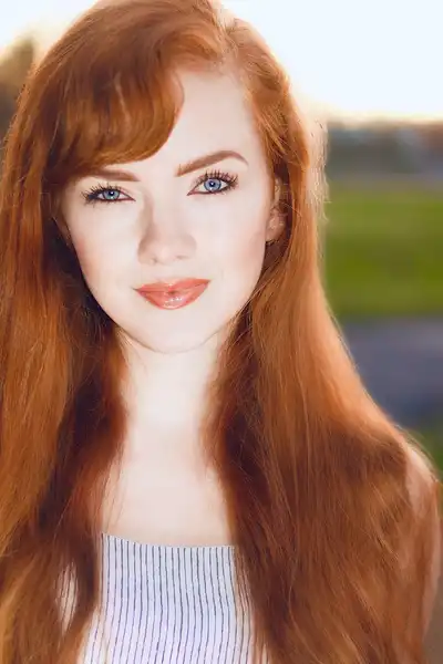 Holly Ward headshot