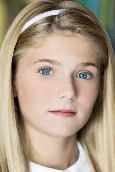 Elle Graper headshot