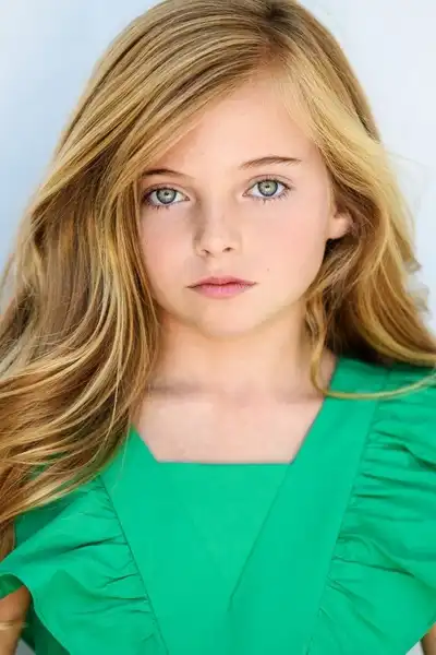 Anniston Almond headshot
