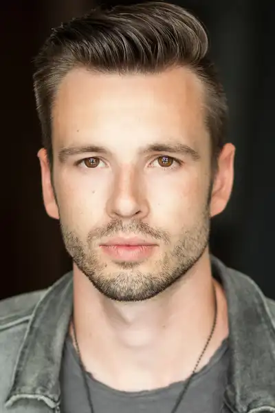 Nik Andrews headshot